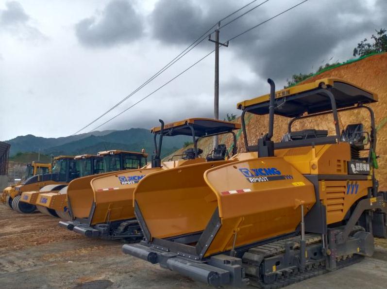 祝賀我司六賓高速項(xiàng)目水穩(wěn)攤鋪?lái)樌┕? class=