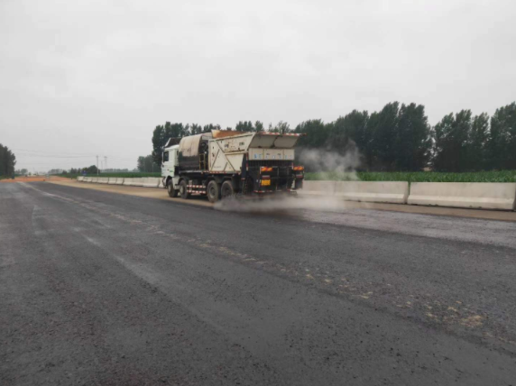 祝賀我司平頂山外環(huán)項(xiàng)目透層、稀漿封層試驗(yàn)段完成