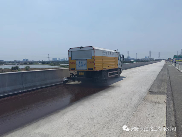 熱烈祝賀我司中江高速稀漿封層、透層試驗段成功