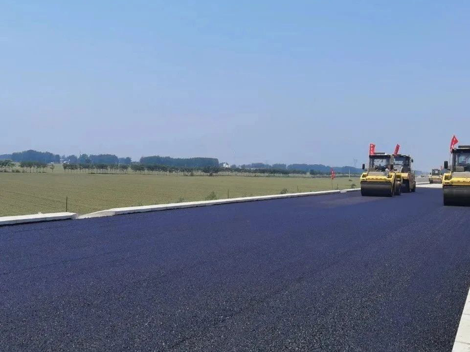 許信高速透層、封層和瀝青下面層試驗(yàn)段攤鋪圓 滿成功